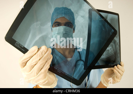 Un radiologo studiando i raggi x. Foto Stock