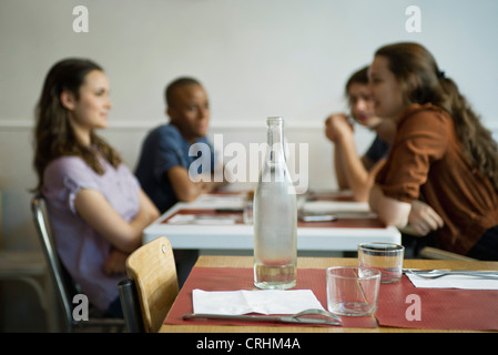 Amici appendere fuori cafe, concentrarsi sulla tabella vuota in primo piano Foto Stock