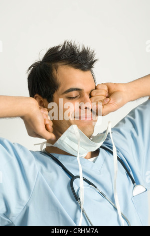 Stanco chirurgo stretching Foto Stock