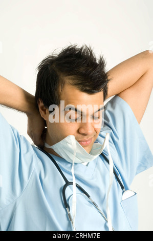 Stanco chirurgo stretching Foto Stock