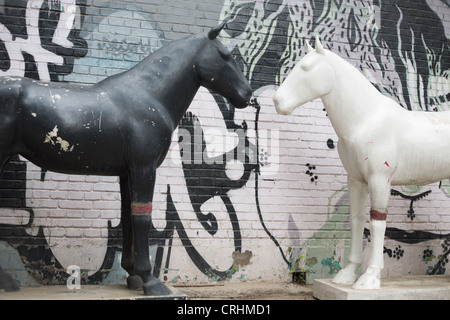 Nell'anca e alla moda Quartiere Artistico 798, piena di musei, gallerie e mostre, a Pechino, Cina Foto Stock