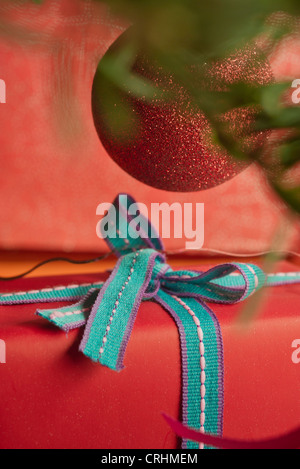 Festively avvolto regalo di Natale, close-up Foto Stock