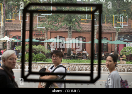 Nell'anca e alla moda Quartiere Artistico 798, piena di musei, gallerie e mostre, a Pechino, Cina Foto Stock