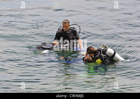 SCUBA Diving Rescue Diver corso istruttori subacquei insegnando agli studenti in acque aperte Oceano - Sabang Puerto Galera Filippine Asia Foto Stock