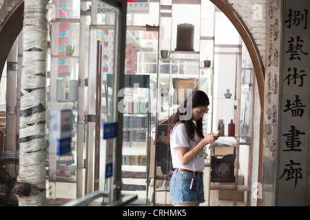 Nell'anca e alla moda Quartiere Artistico 798, piena di musei, gallerie e mostre, a Pechino, Cina Foto Stock