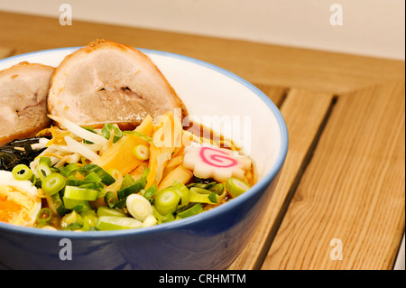 Tagliatelle coreane Ramen con brodo. Piatto caldo, bacchette, luce dura,  ombra scura. Sfondo grigio, fiori di ciliegio, giacitura piatta, spazio  copia Foto stock - Alamy