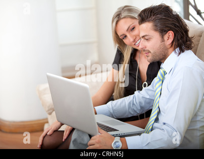 Azienda giovane lavorando su un computer portatile Foto Stock