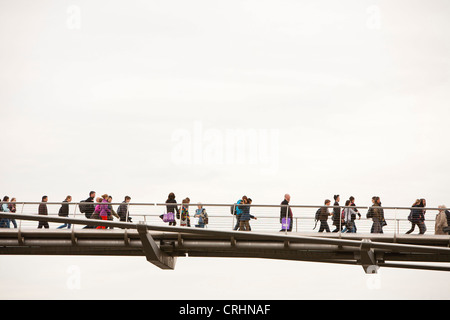 Pedoni che attraversano il Millenium Bridge attraverso il fiume Thames, London, Regno Unito. Foto Stock