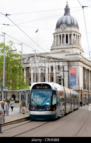 Il Nottingham City trasporti tram 205 in piazza del Mercato Vecchio, Regno Unito, Inghilterra, Nottingham Foto Stock