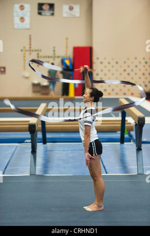 Ragazza adolescente ginnasta praticare ginnastica ritmica Foto Stock