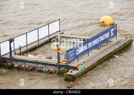 Una trappola di lettiera sul Fiume Tamigi, Londra, Regno Unito. Foto Stock