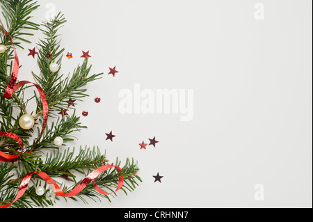 Le decorazioni di Natale su sfondo bianco Foto Stock