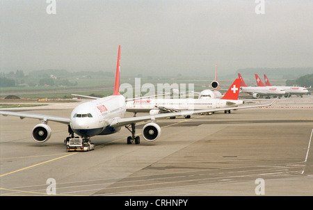 Zurigo, Svizzera, Aeroporto di Zurigo con la Swissair il velivolo su una pista di rullaggio Foto Stock