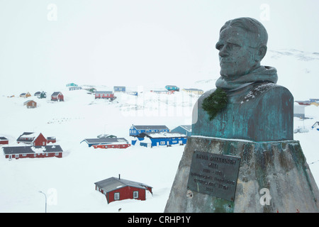 Memorial su una collina vicino ad un insediamento, Groenlandia, Ostgroenland, Tunu, Kalaallit Nunaat, Scoresbysund, Kangertittivag, Ittoqqortoormiit Foto Stock