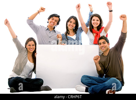 Felice gruppo di amici sorridente e tenendo premuto segno di vuoto Foto Stock