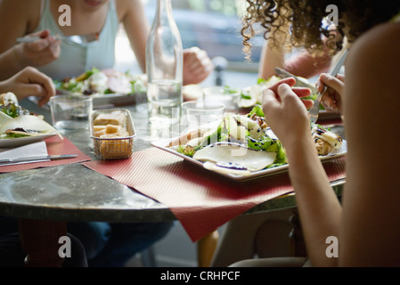 Amici godendo di pasto nel Cafe, ritagliato Foto Stock