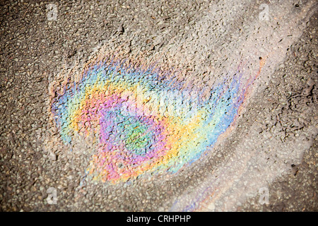 olio su una strada. Foto Stock