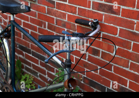 Vecchio rotto rusty bike outdoor Foto Stock