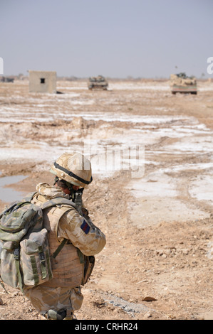 Soldato britannico in Lashkar Gah, provincia di Helmand in Afghanistan, 2010. Serbatoi danese fornendo supporto overwatch. Foto Stock