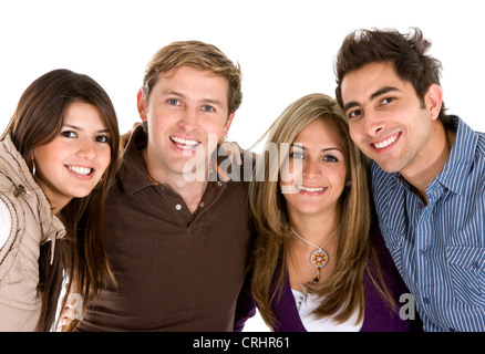 Quattro amici, due uomini e due donne fianco a fianco, sorridente Foto Stock