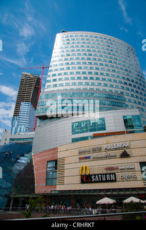 Zlote Tarasy shopping centre Srodmiescie centrale di Varsavia Polonia Europa Foto Stock