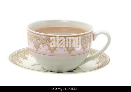 Tazza di tè in un raffinato bone china tazza e piattino - studio shot con uno sfondo bianco. Foto Stock