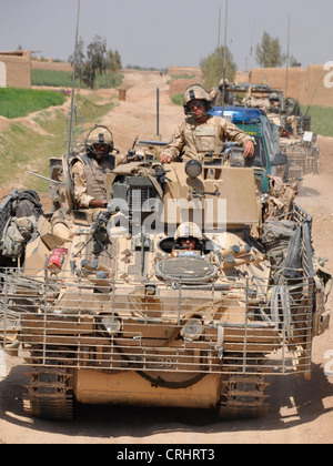 Un CVRT combattimento blindati veicolo pattuglia le strade dell'Afghanistan in cerca dei talebani. Foto Stock