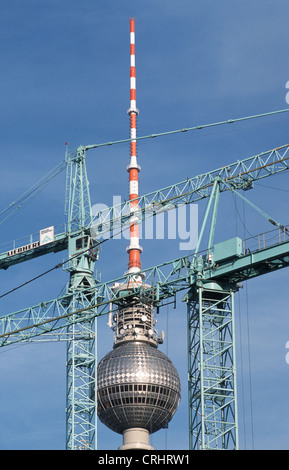 Berlino, Germania, gru su un sito in costruzione Foto Stock