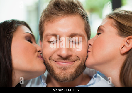 Le donne baciare sorridente mans guance Foto Stock
