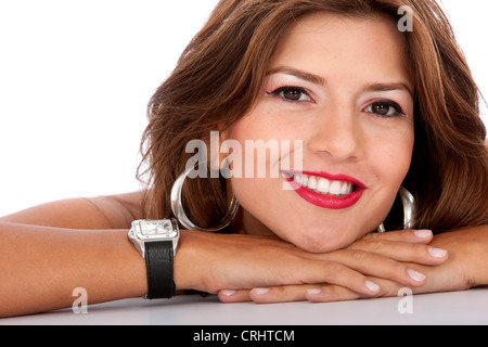 Giovani belle i capelli castani donna con labbra rosse, sorridente Foto Stock