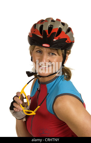 Attraente donna bionda con il ciclismo casco e occhiali di protezione Foto Stock