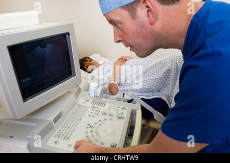 Prima impiantazione e durante la terapia con ormone scansioni CT sono eseguite per mantenere un controllo su pazienti di sesso femminile ovaie. Foto Stock