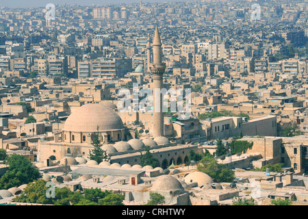 Vista città ad Aleppo con moschea, Siria Foto Stock