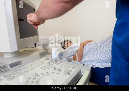 Prima impiantazione e durante la terapia con ormone scansioni CT sono eseguite per mantenere un controllo su pazienti di sesso femminile ovaie. Foto Stock