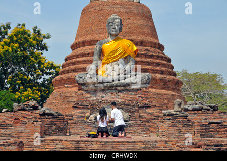 Due orante un Chedi des Wat Worachetha Ram, Thailandia, Ayutthaya Foto Stock