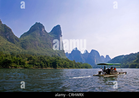 Una barca sul fiume Li tra Guilin e Yangshuo, provincia di Guangxi - Cina Foto Stock