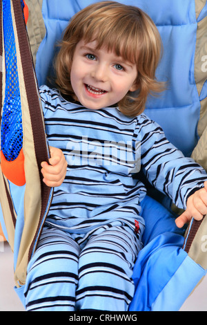 Little Boy in pigiama in una oscillazione di un Billi-Bolli loft bed Foto Stock