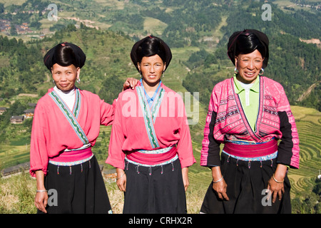 Tre 'lungo-capelli" Yao donne - Longji vicino a Guilin, provincia di Guangxi - Cina Foto Stock