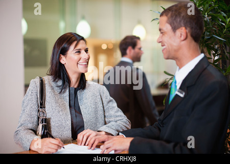 Imprenditrice controllo in hotel Foto Stock