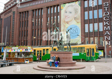 Kolmen sepän patsas tre Smiths statua (1932) nella parte anteriore del grande magazzino Stockmann Helsinki Finlandia Europa Foto Stock