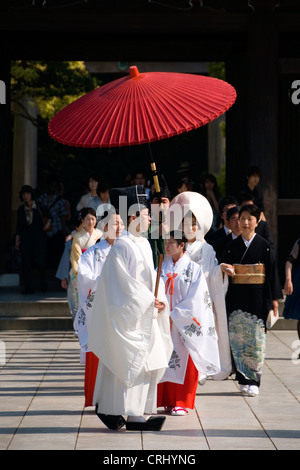 Lo Shintoismo party di nozze essendo guidato attraverso Meiji Jingu. Tokyo, Giappone Foto Stock