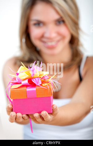 Ragazza di consegnare una confezione regalo su Foto Stock