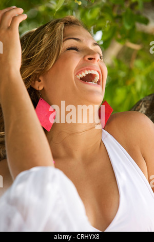 Bella ragazza casual divertendosi e sorridente all'aperto Foto Stock