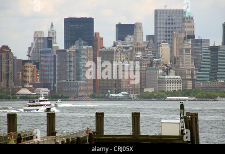 Skyline di Manhattan dalla Statua della Libertà, USA, New York City Foto Stock