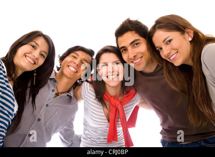 Cinque amici azienda ogni altro dalle spalle sorridente nella fotocamera Foto Stock