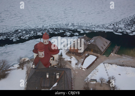 San Bartolomeo la chiesa con fisher house presso il Koenigssee congelati fino, in Germania, in Baviera, Koenigssee Foto Stock
