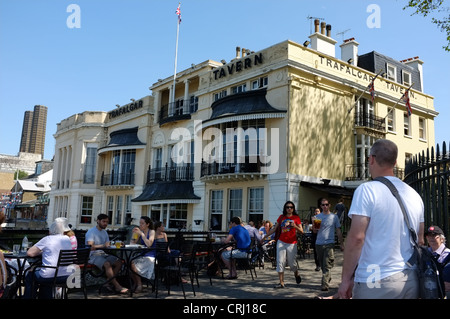 Una giornata d'estate fuori la Trafalgar Tavern a Greenwich, London REGNO UNITO Foto Stock