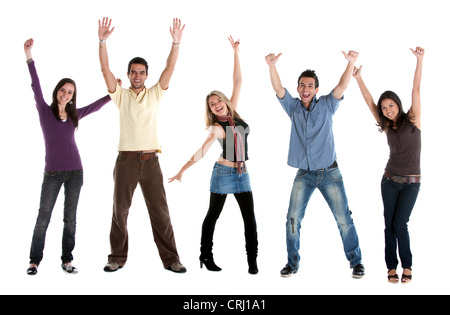 Cinque giovani in abbigliamento casual in piedi a fianco a fianco allegramente gettare le armi in aria Foto Stock