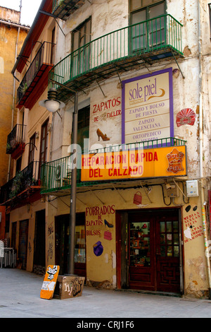 Calzolaio in una strada della città vecchia di Valencia, Spagna, Valencia Foto Stock