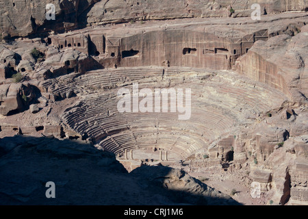 Bactrian camel, due-humped camel (Camelus bactrianus), teatro della storica rock cut città di Petra, Giordania Petra Foto Stock